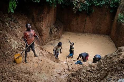 Africans mining diamond