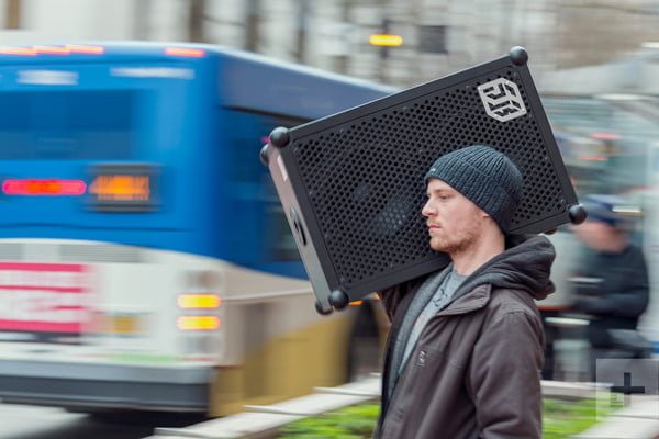 soundboks-2-speaker-carry-hero1-600x400-c.jpg