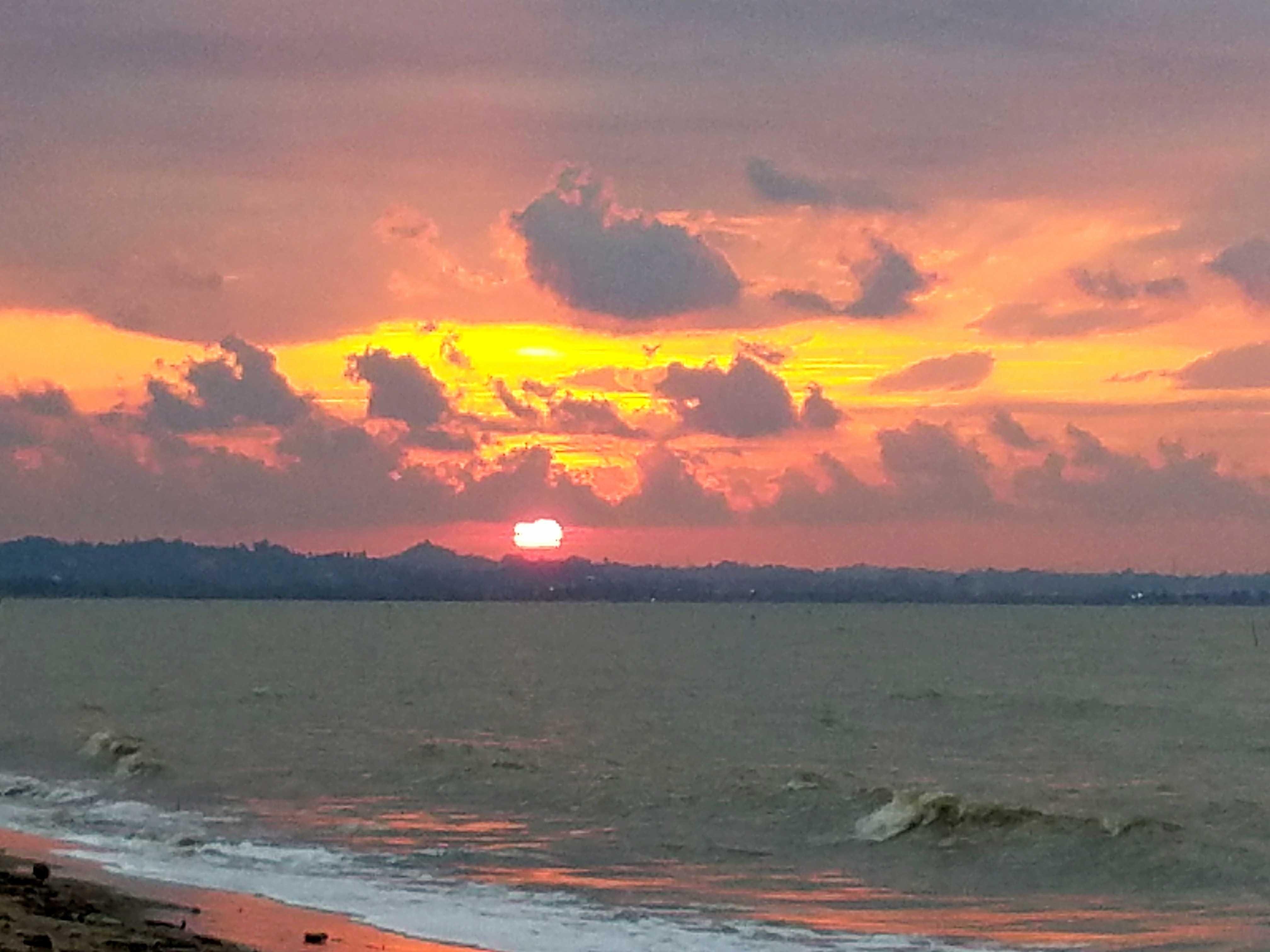 Keindahan Matahari Terbenam Di Pondok Dtring Pantai Lancok The