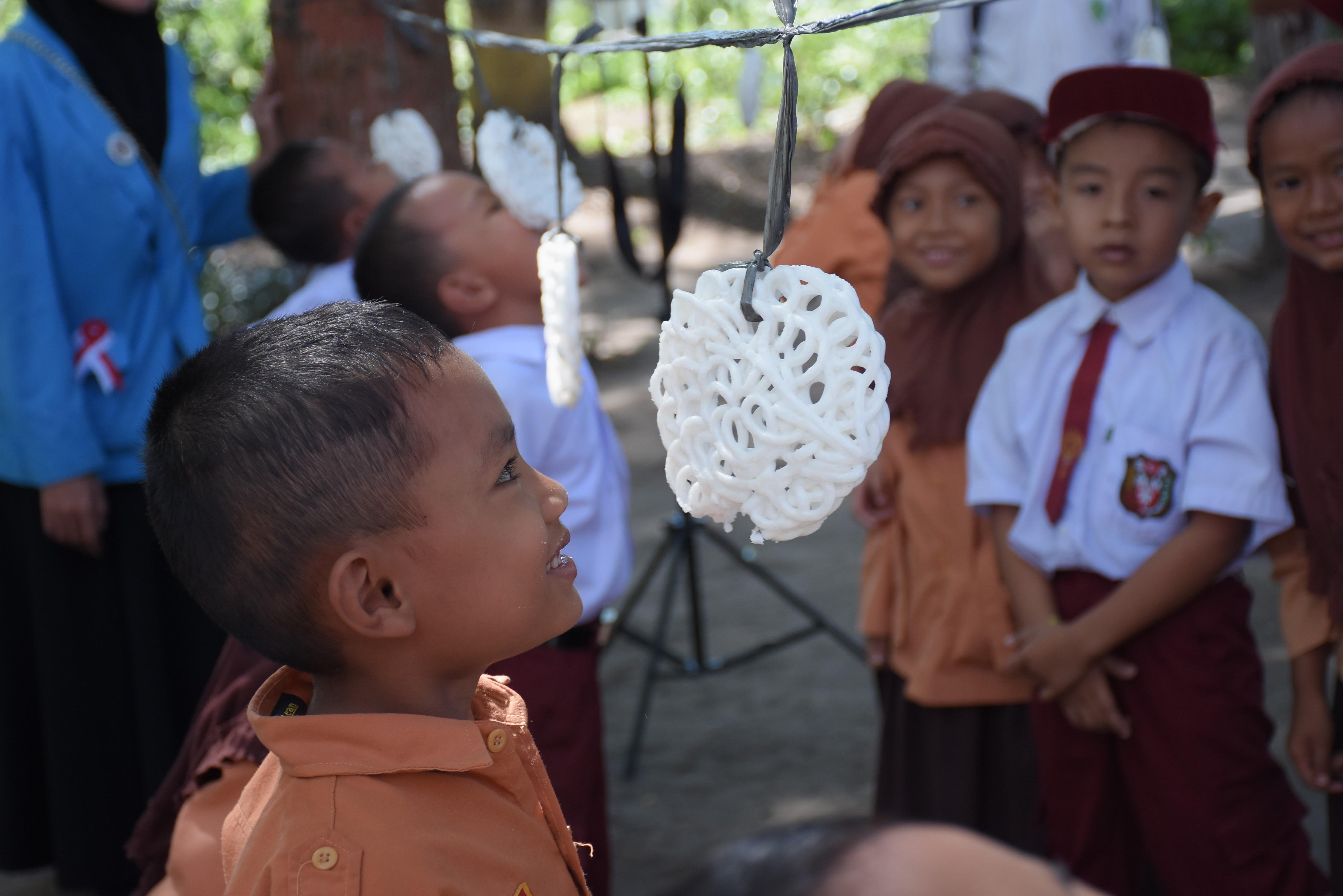 25 Gambar Lucu Lomba Makan Kerupuk Richa Gambar