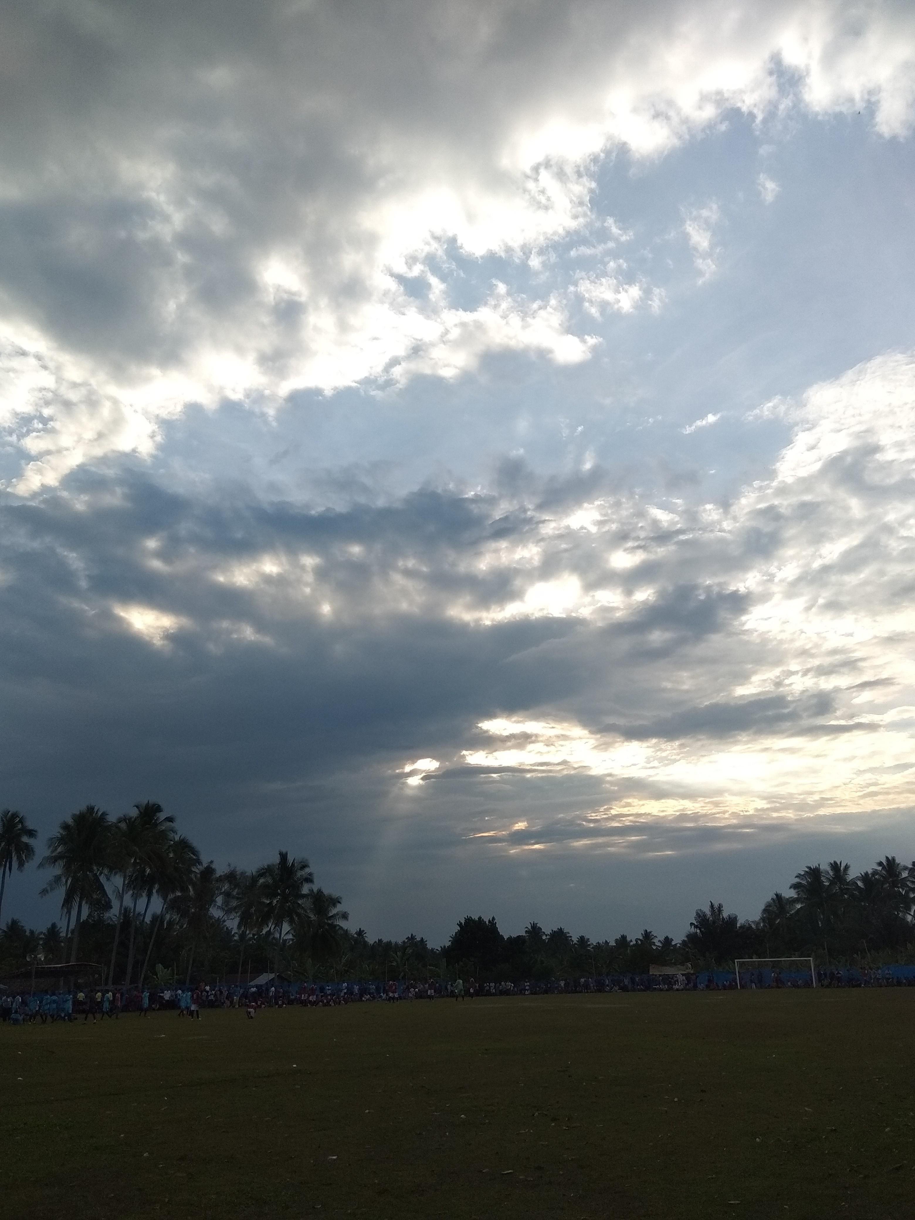 Pemandangan Langit Cantik Yang Menghiasi Lapangan Bola Kaki