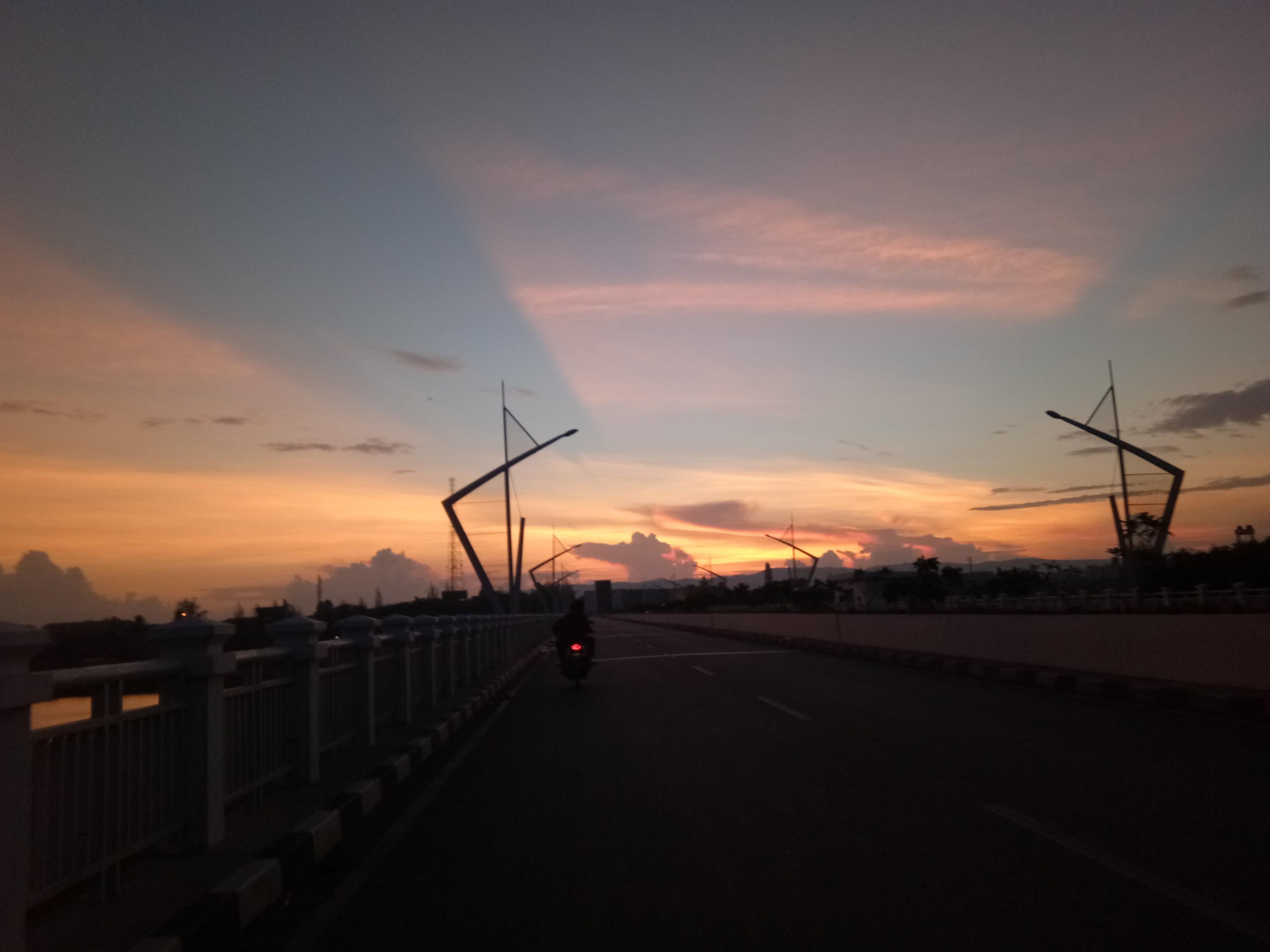 Gambar Indahnya Matahari Terbit Pemandangan Bawah Laut ...