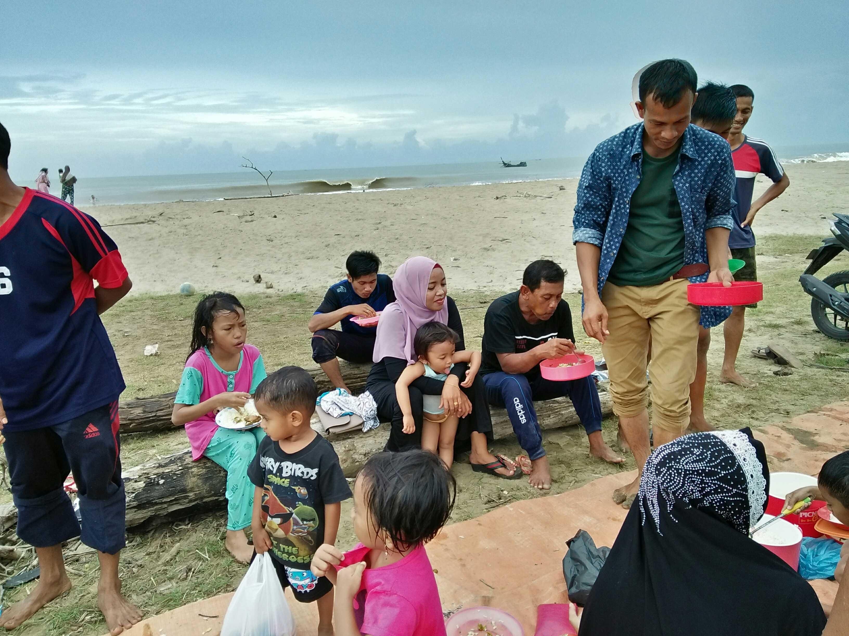 Wisata Bersama Keluarga Di Pantai Lancok Steemkr