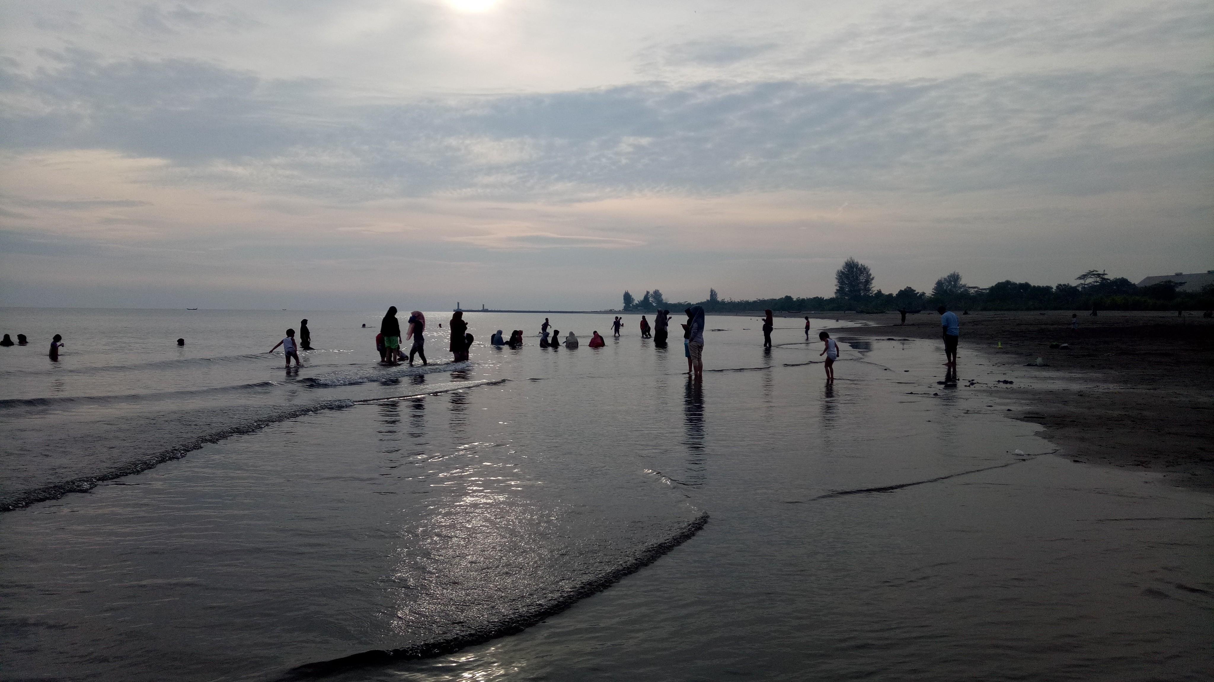 Pemandangan Pantai Dan Aktifitas Pantai Pagi Hari Steemkr