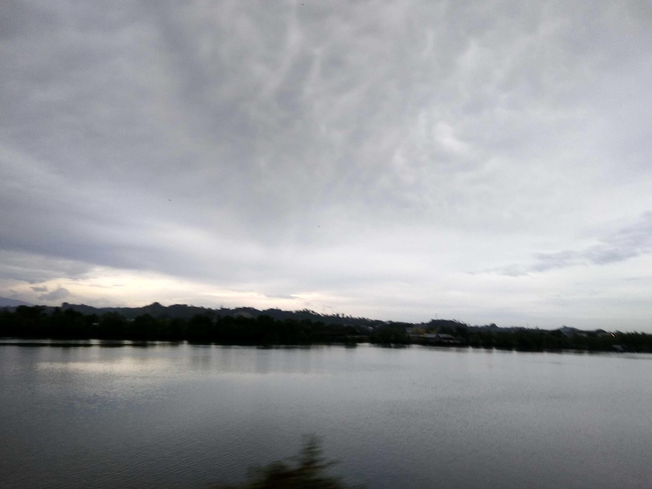 Suasana Pemandangan Sungai Dan Awan Setelah Hujan