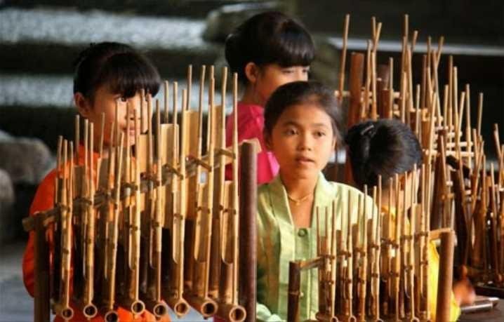 Resultado de imagem para angklung, a musical instrument made of bamboo.