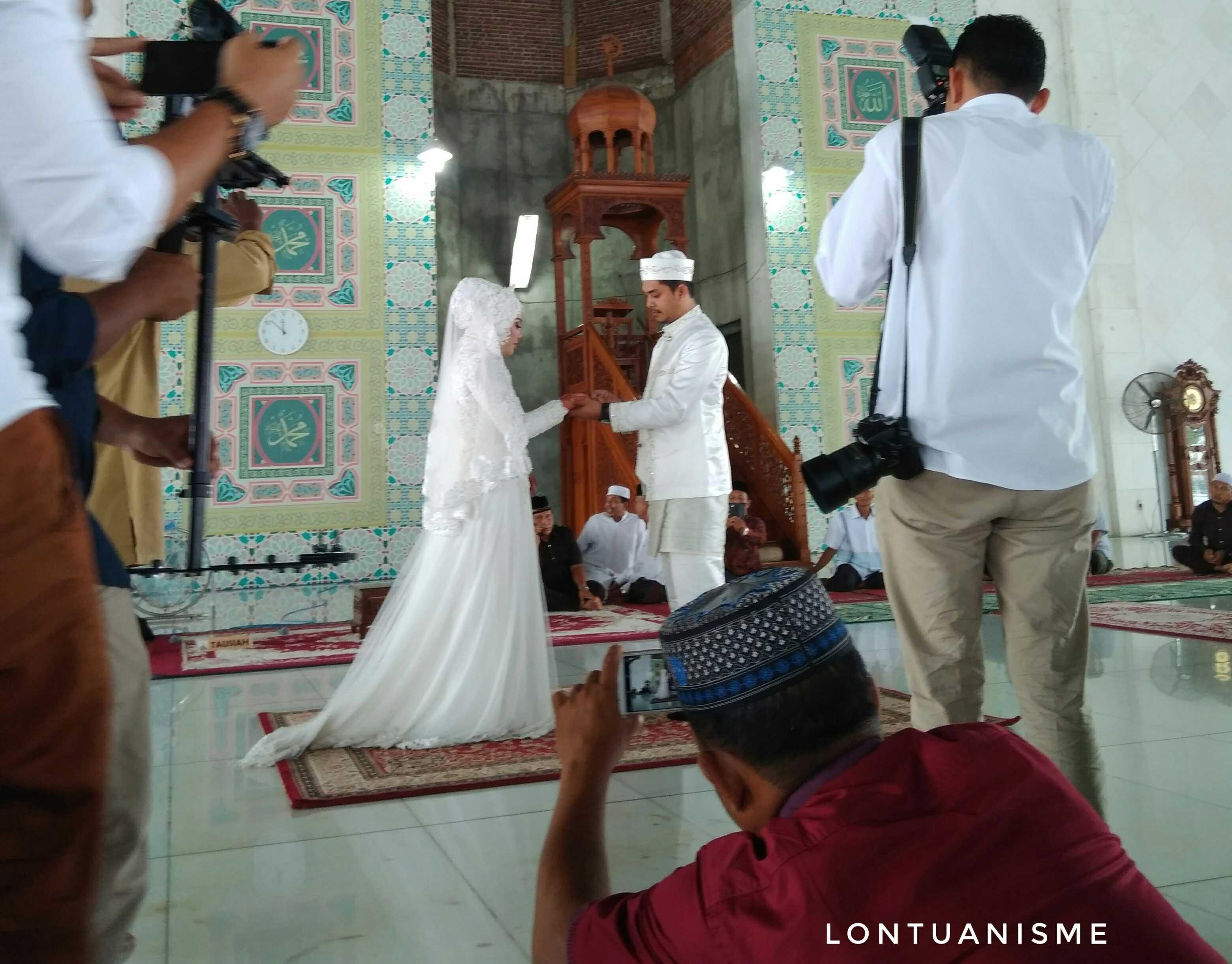 Tentang Pernikahan Sungguhan Hingga Perkawinan Politik — Steemit Nikah juga urusan politis bagaimana kedua insan bisa meyakinkan kedua belah keluarga besar Nikah bukan semata mata akad antara si itu dengan si dia