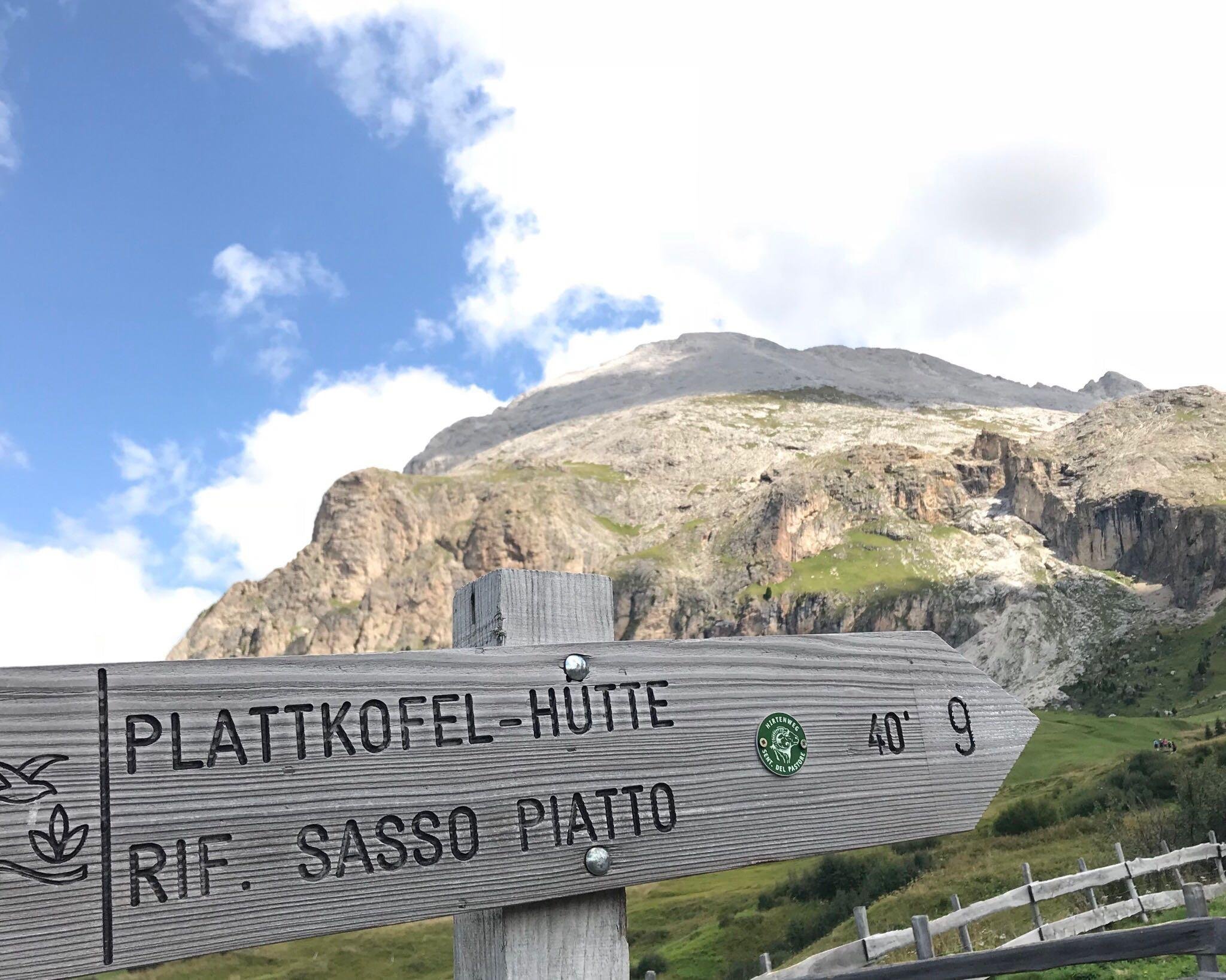 Directions to the Sassopiatto refuge, below the Sassopiatto mountain