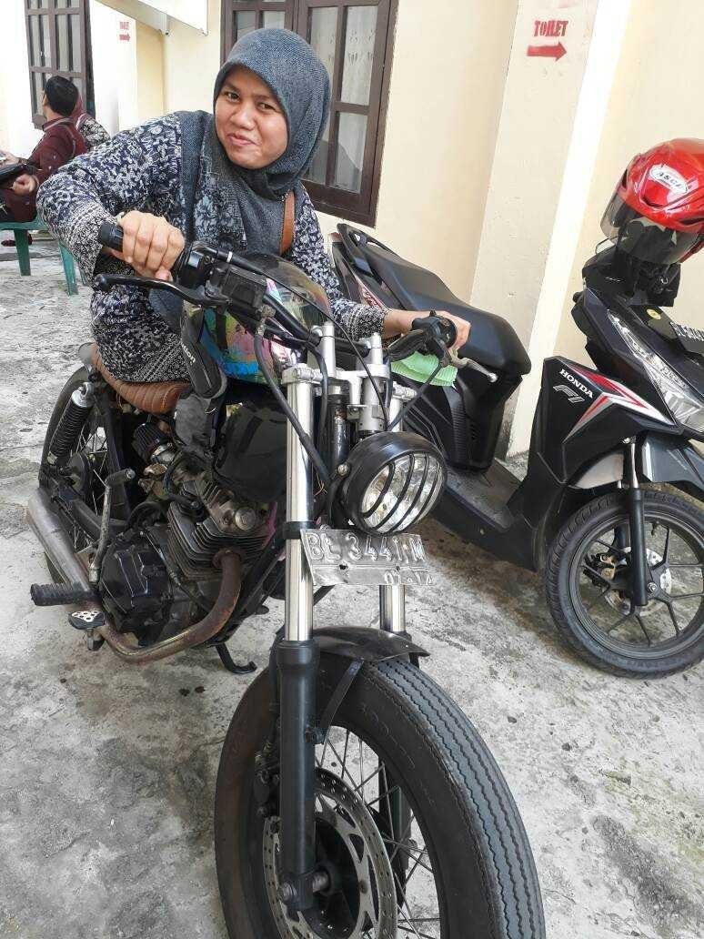 Berfoto Di Atas Sepeda Motor Antik In Steemit