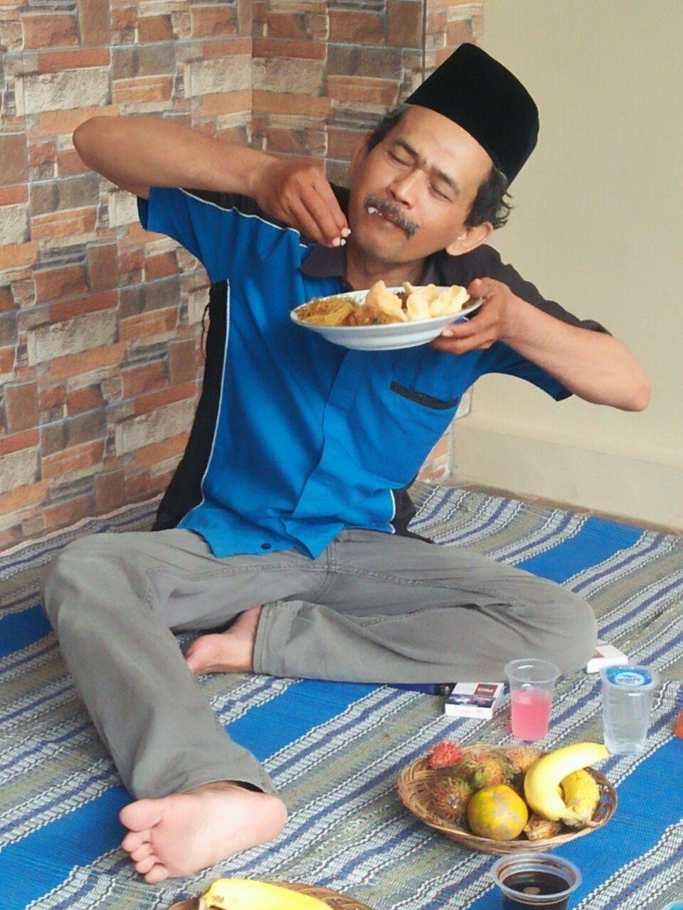 SEORANG BAPAK TUA YANG SEDANG MENIKMATI MAKAN Steemit