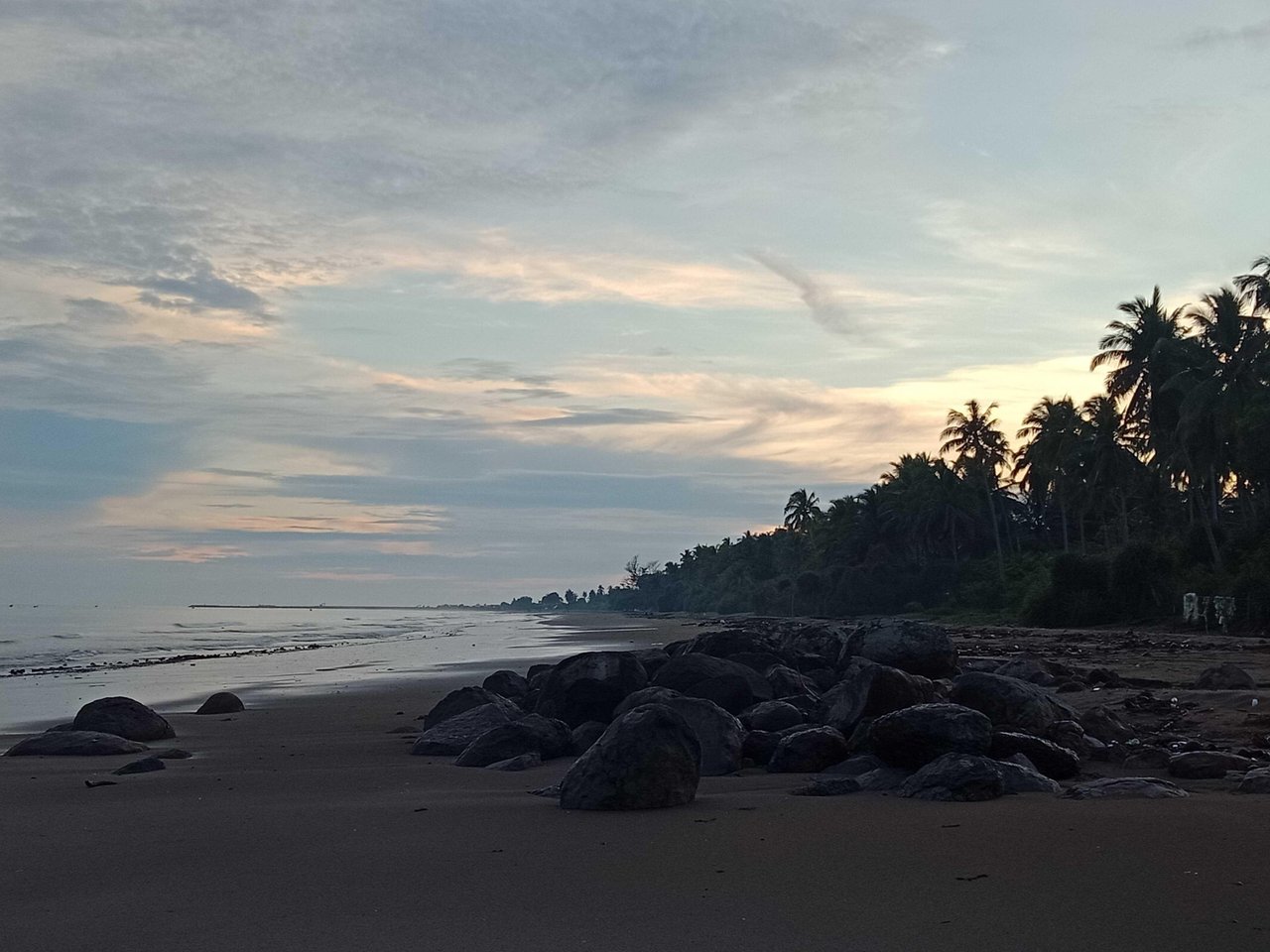 Suasana Pantai Di Pagi Hari Picture Of Corong Corong Beach