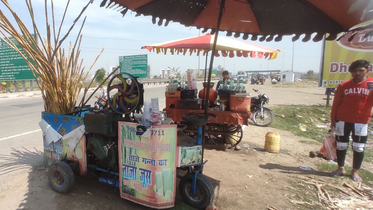 A minute of refreshment with fresh sugarcane juice. Sugarcane juice pressing equipment