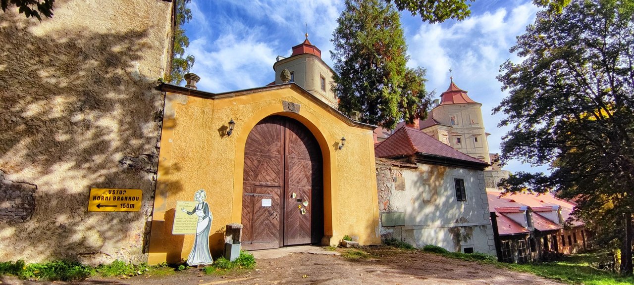 The door to the palace