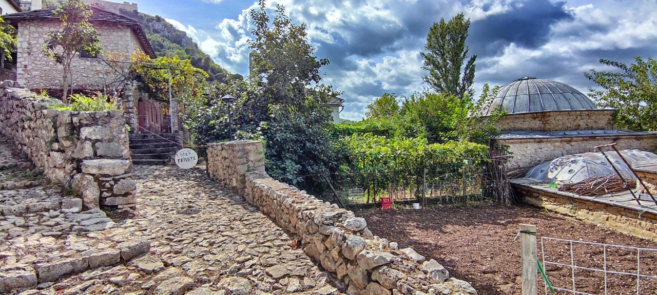 On the lft the stairs to the castler, on the rigth: Katarinas garden