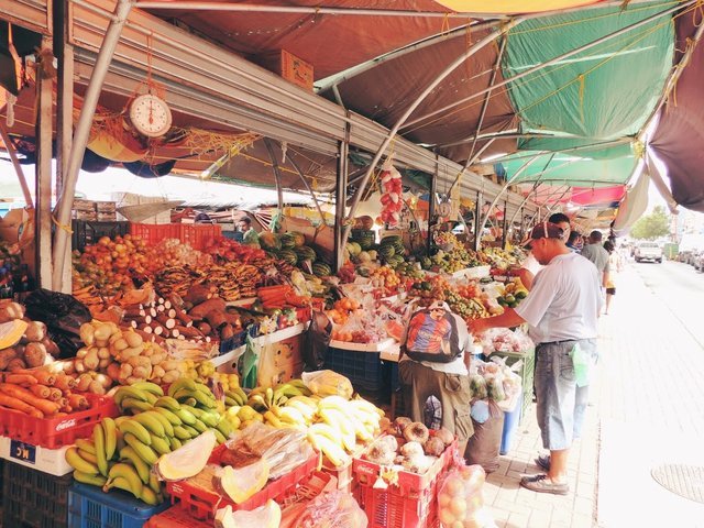 One of the many fruits and vegetables stands/boats on Curacao. They come over from Venezuela every single day to bring fresh products. It’s called the floating market.