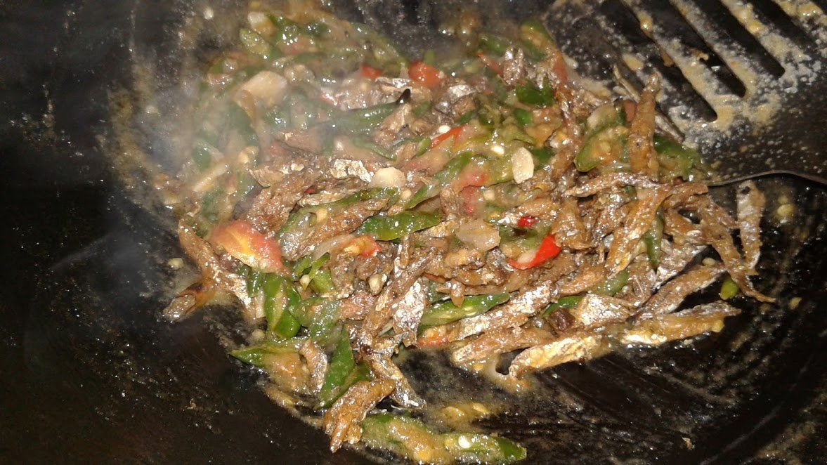 Cara Memasak Tumis Ikan Asin Cabe Hijau Yang Pedas