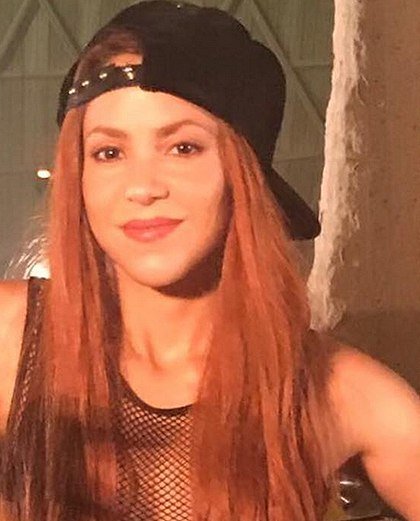 Shakira Changed Her Image And Dyed Her Hair In Bright Red Color