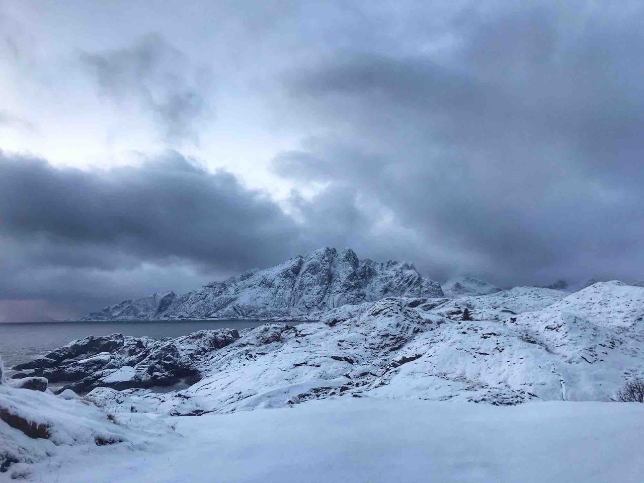 Reise-zum-nordkapp-und-zurück-rebeccaontheroof-Lofoten-Schnee-Nusfjord-2