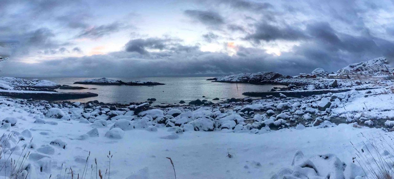 Reise-zum-nordkapp-und-zurück-rebeccaontheroof-Lofoten-Schnee-Nusfjord