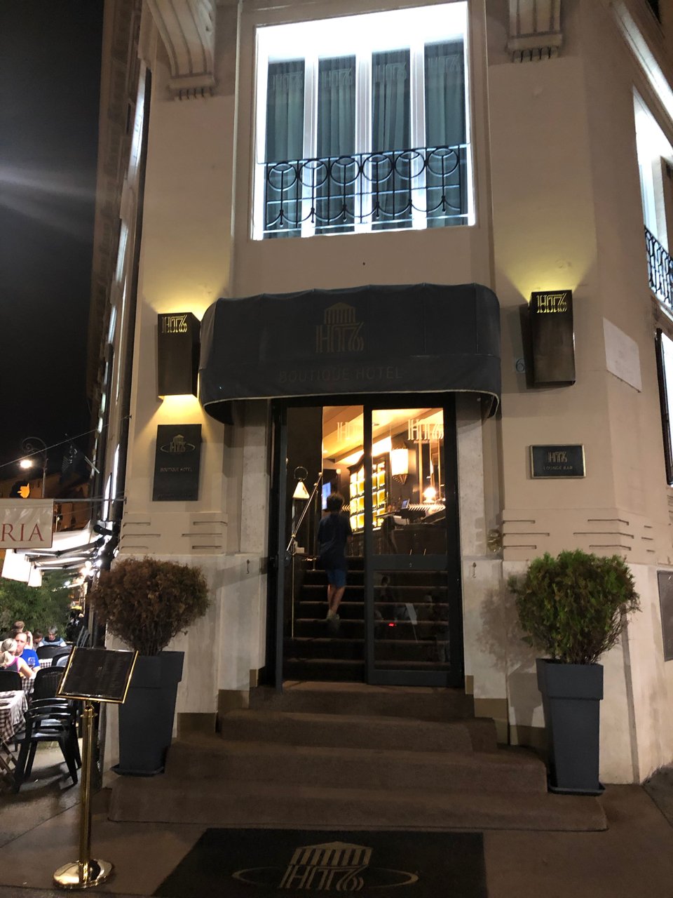 Entrance, note the steps - HT6 Boutique Hotel, Rome