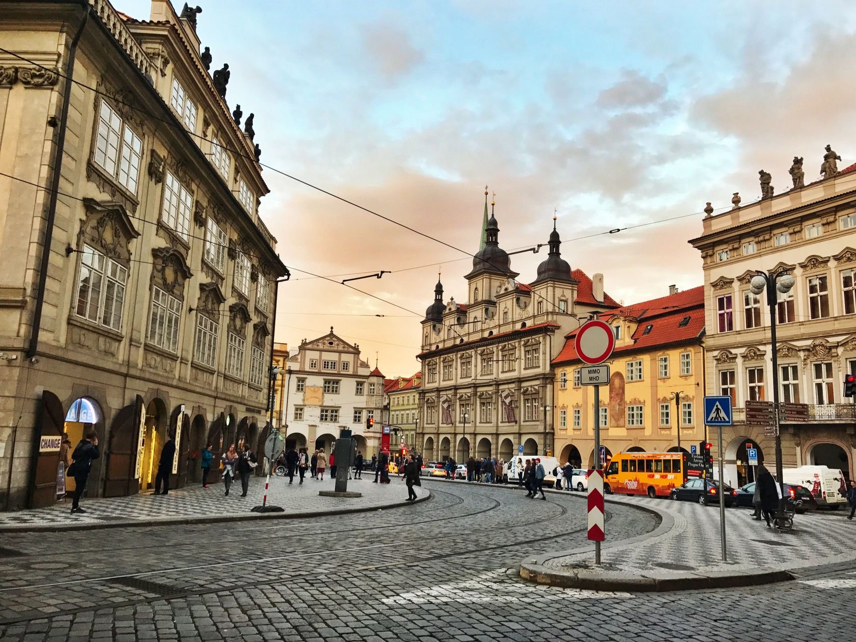 PragueStreetPic.JPG