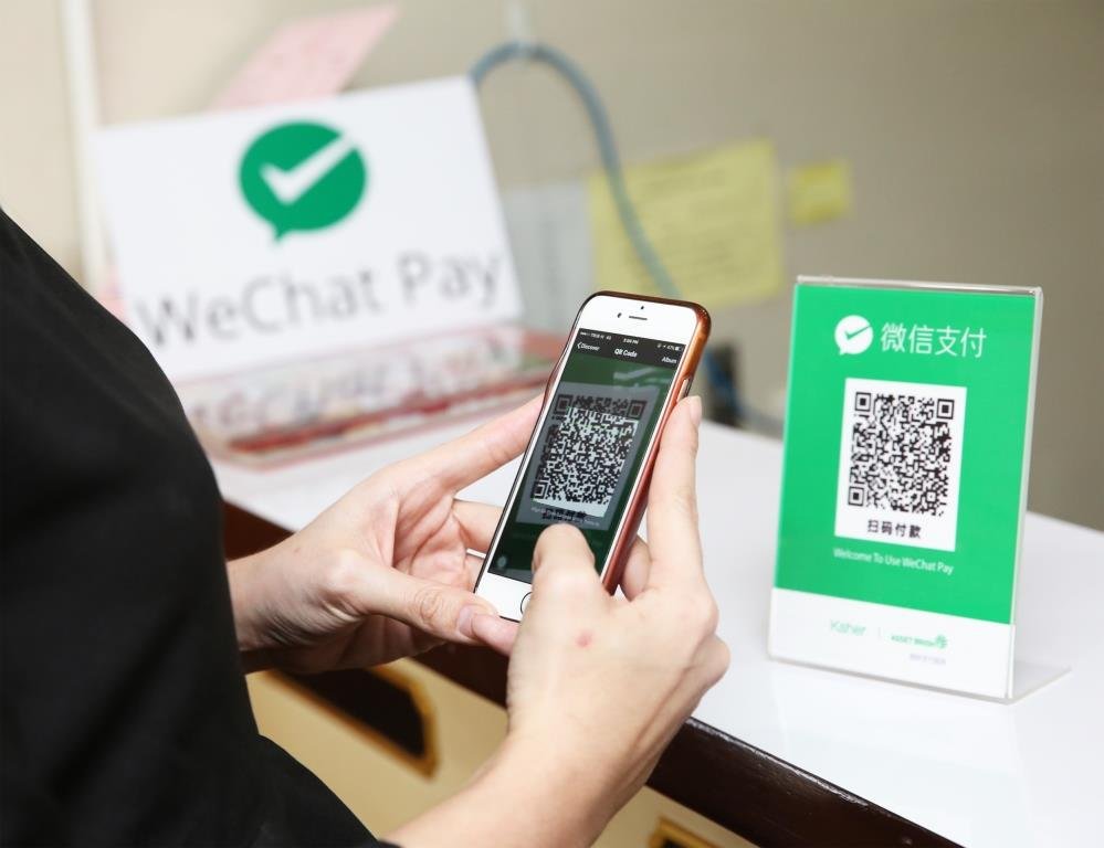 a-chinese-tourist-paying-with-wechat-pay-china-elite-focusjpg.jpg