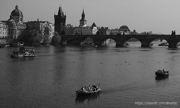 charles-bridge-bw.jpg