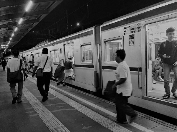 20180317-smartphonephotography-train-people-bw.jpg