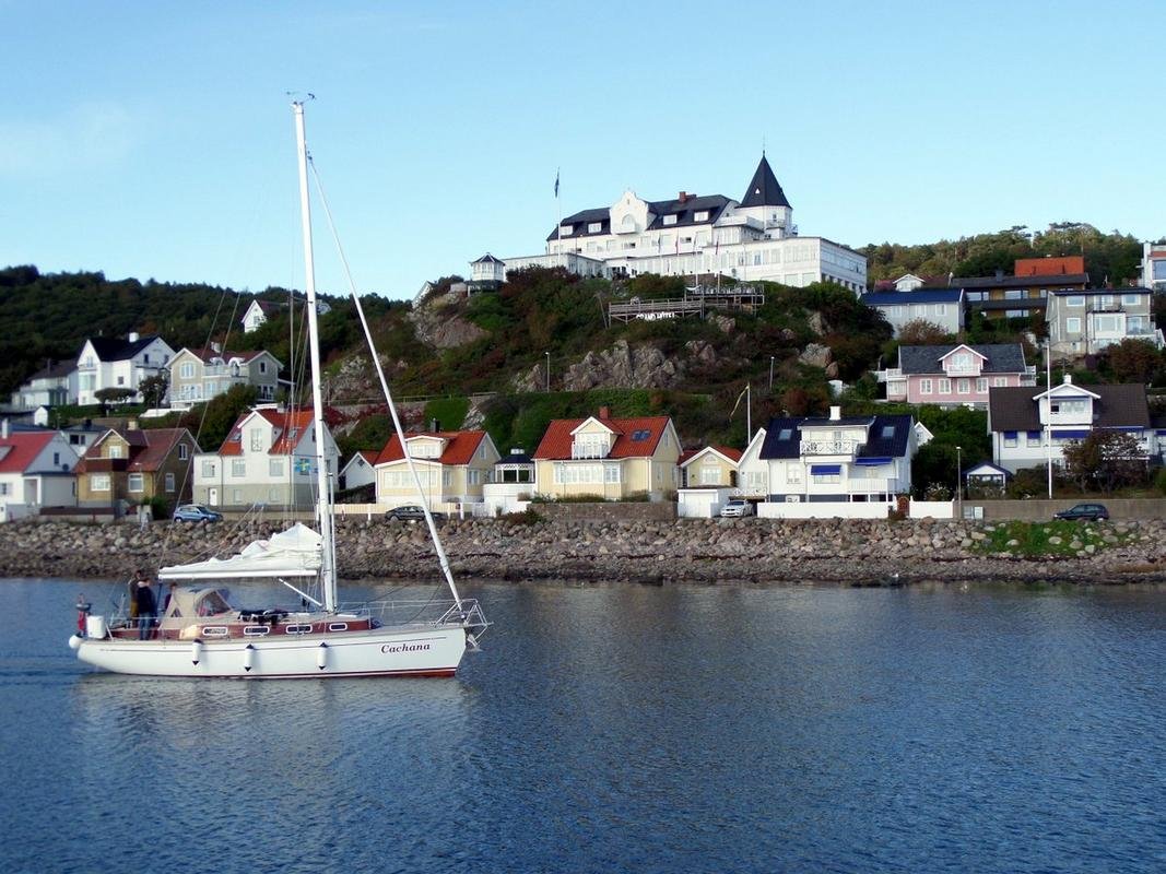 A sailboat entering Mölle harbor