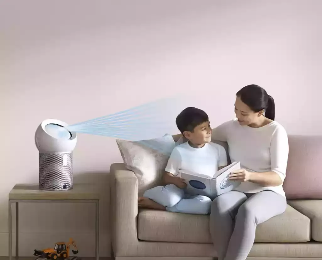 air-quality-purifier-pure-cool-me-overview-woman-child-sofa_3.jpg