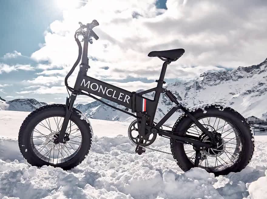 mate_x_moncler_blk_bike_snow_1390x1040.mp4
