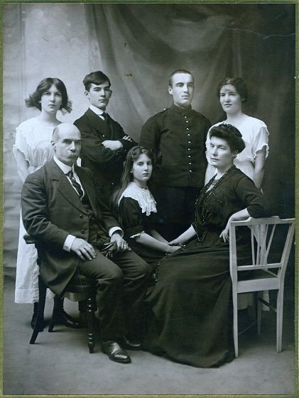 Henri Pensa et sa famille_edited.jpg