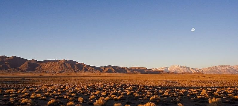 800px-Death_Valley_sunrise_California.jpg