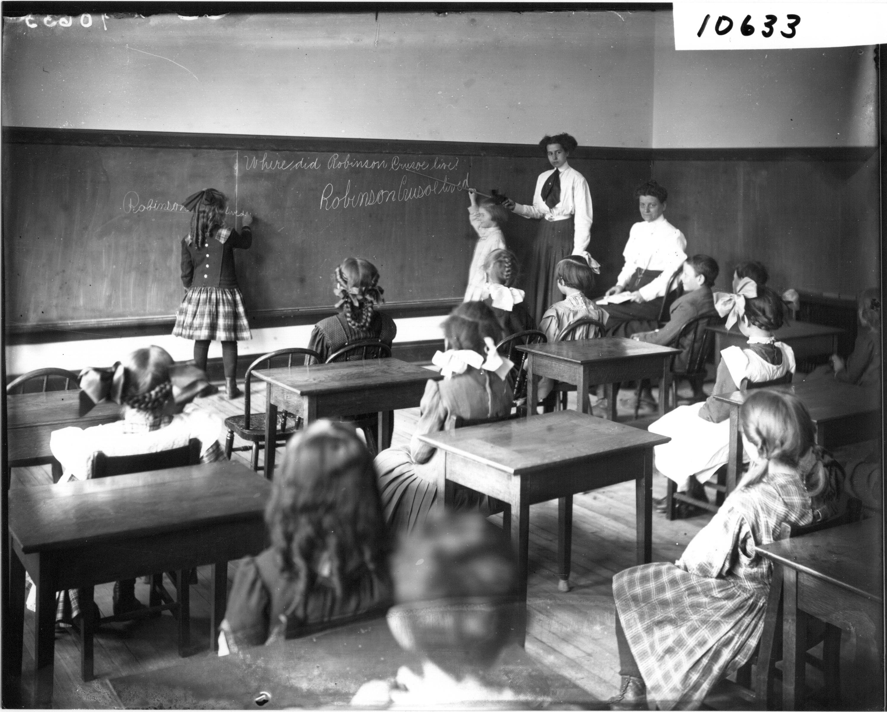 Miss_Logan_in_Ohio_State_Normal_College_Model_School_classroom_1911_(3200520408).jpg