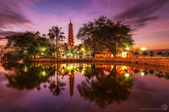 Tran-Quoc-pagoda-at-night.jpg