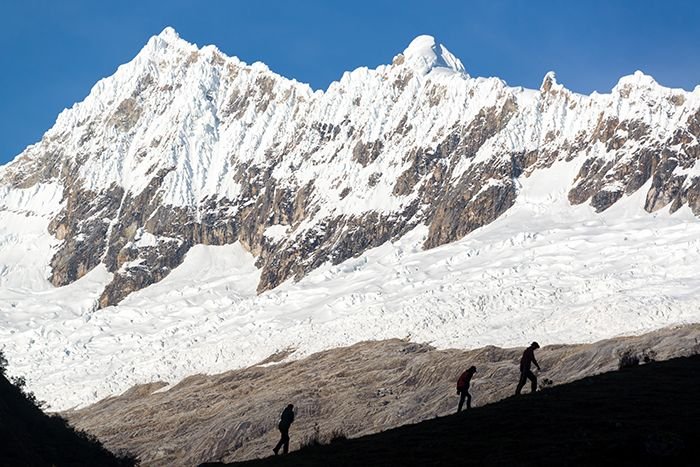 huaraz_mountains_and_three_hikers_reduced1.jpg