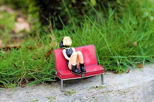 08Mar-Macrophotography-boneka-girl-bench-ok.jpg