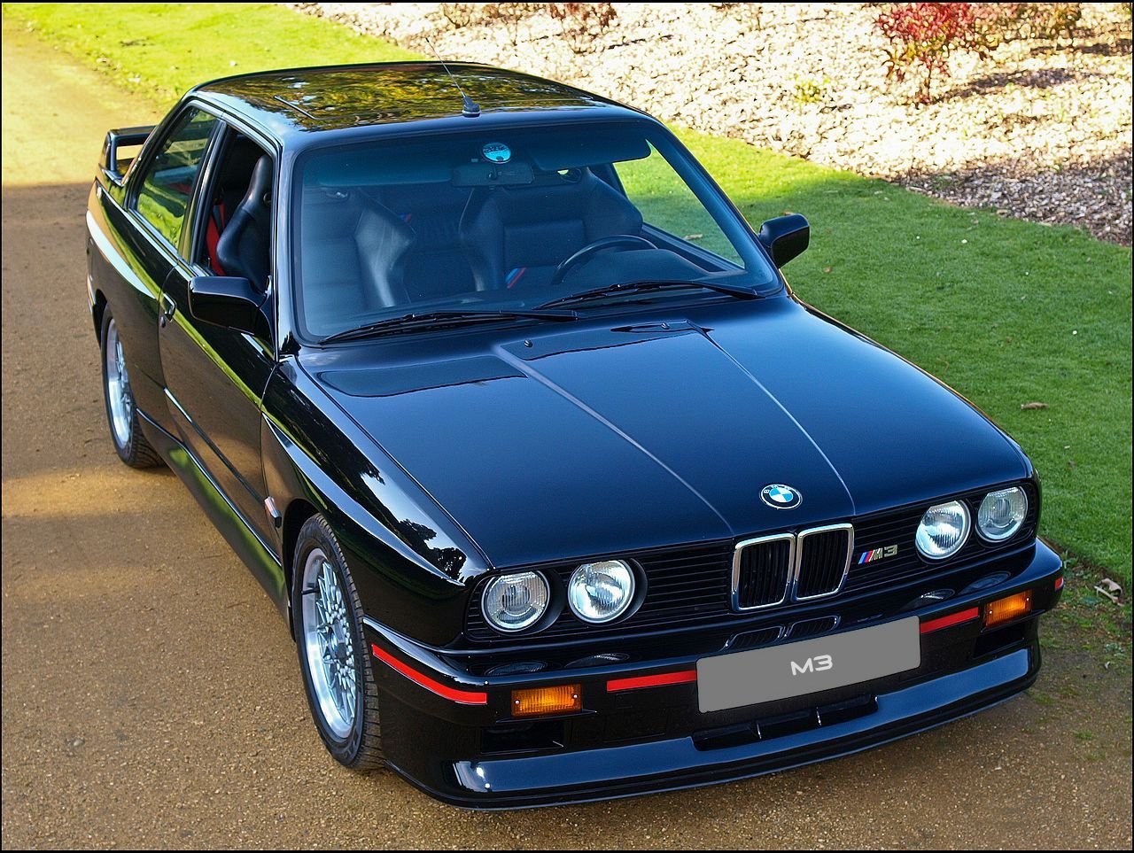 1280px-Black_BMW_M3_E30_fr.jpg