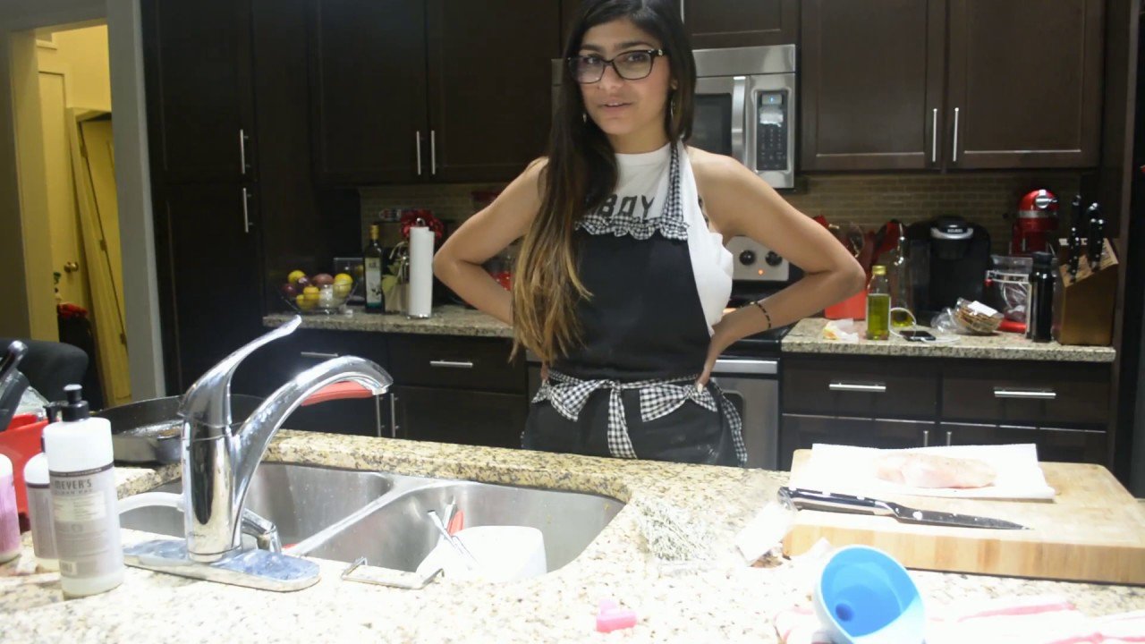 mia khalifa in kitchen