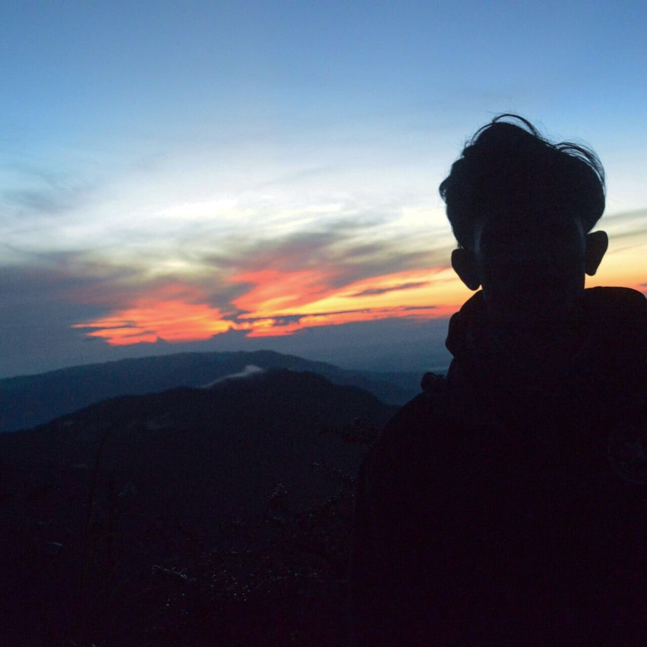 Indahnya Langit Sebelum Matahari Terbit Di Atas Puncak Tertinggi