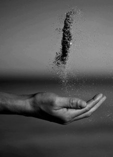 Hands_Sand_478822_2560x1440.jpg