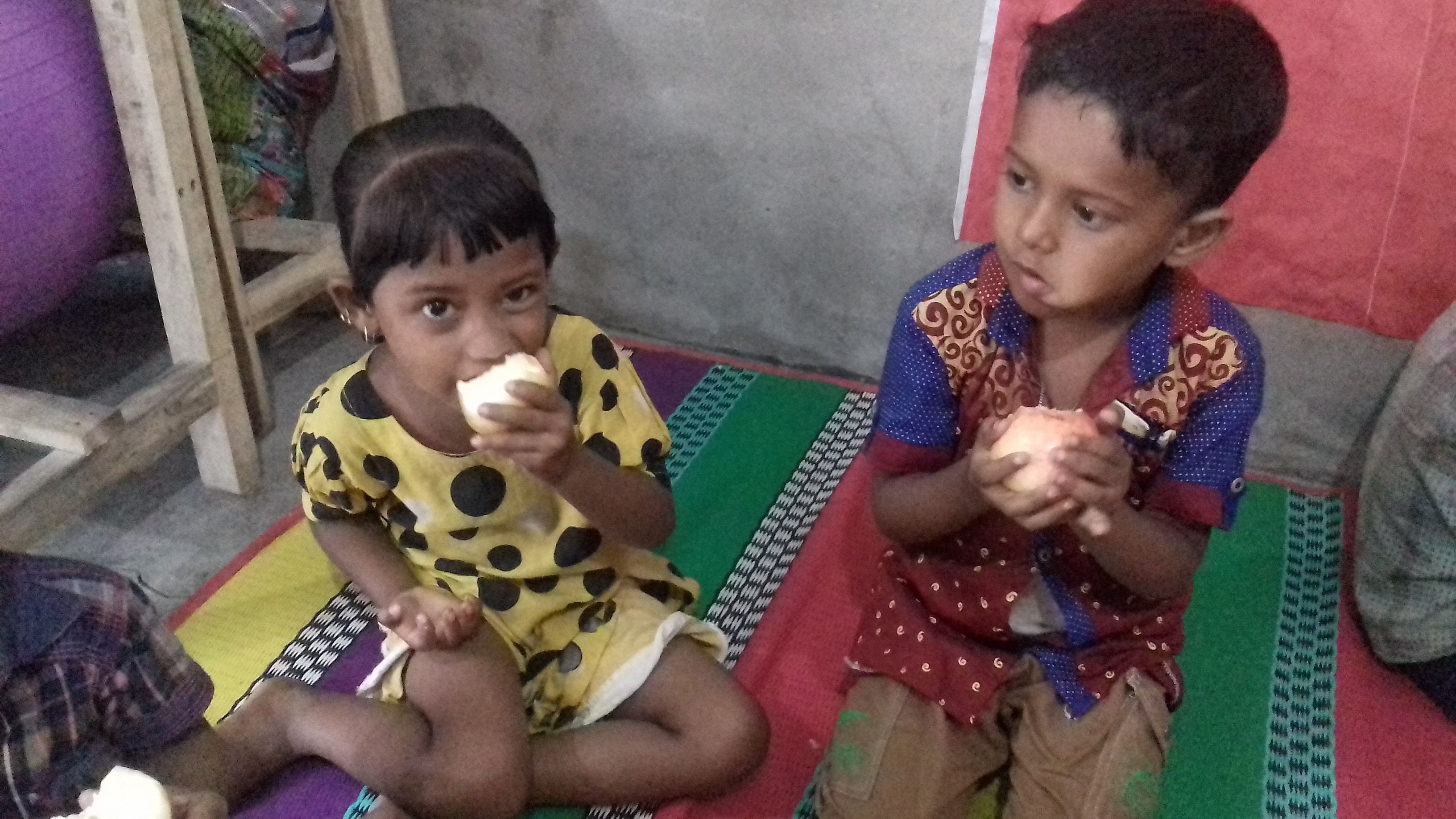 Deux enfants mangeant leurs pommes