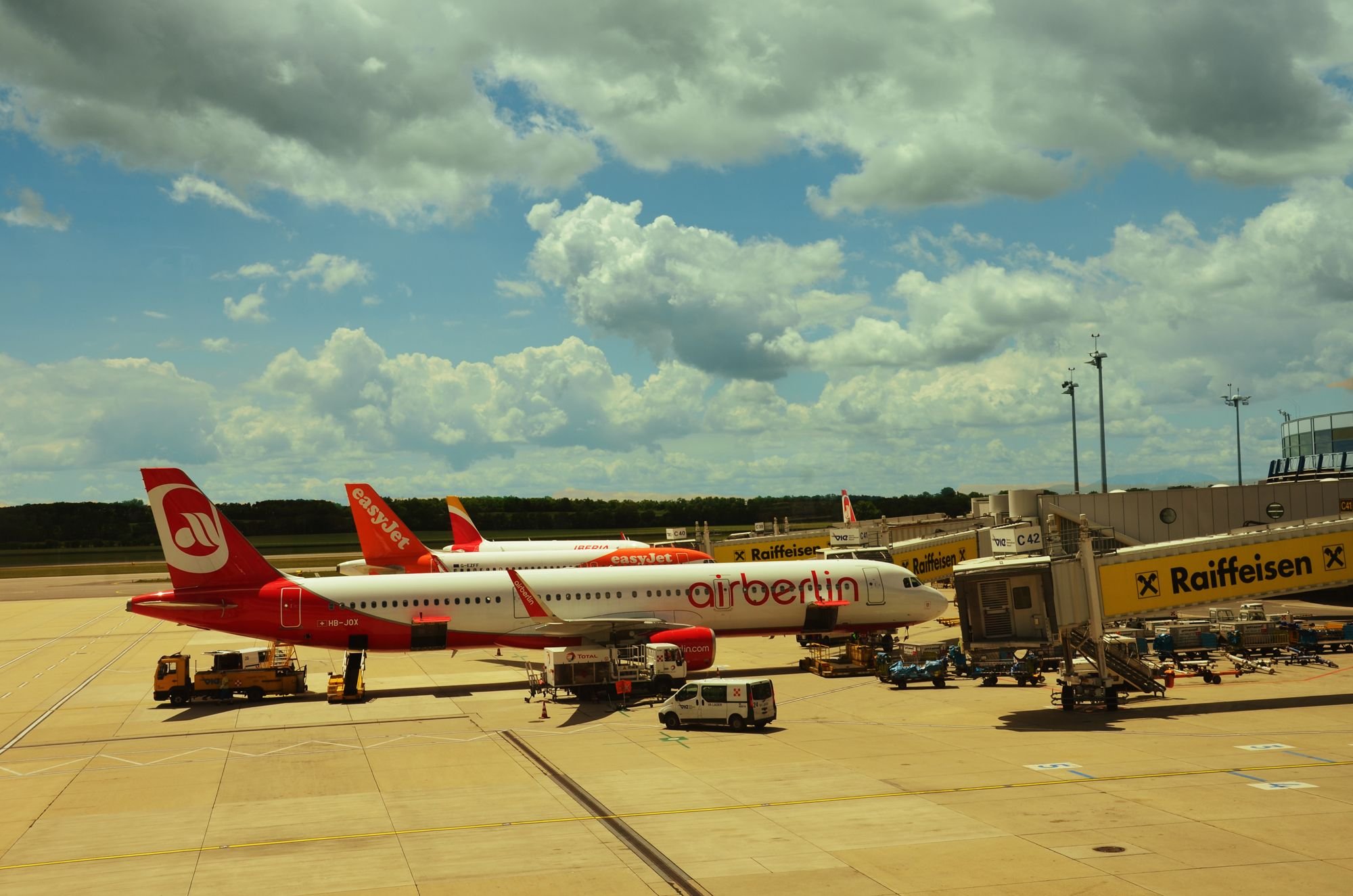 Airplane at Vienna Airport.JPG