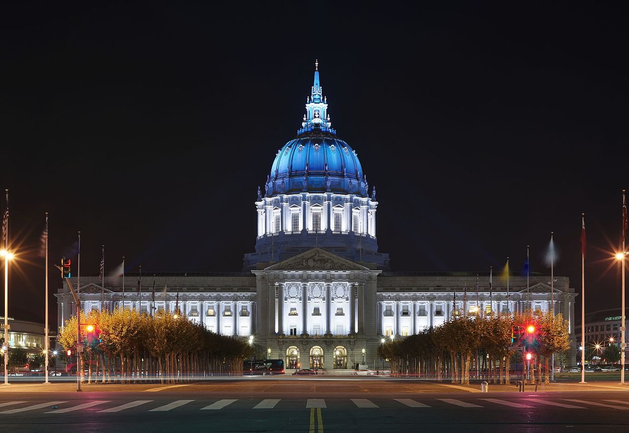 San_Francisco_City_Hall,_nighttime,_September_2016.jpg