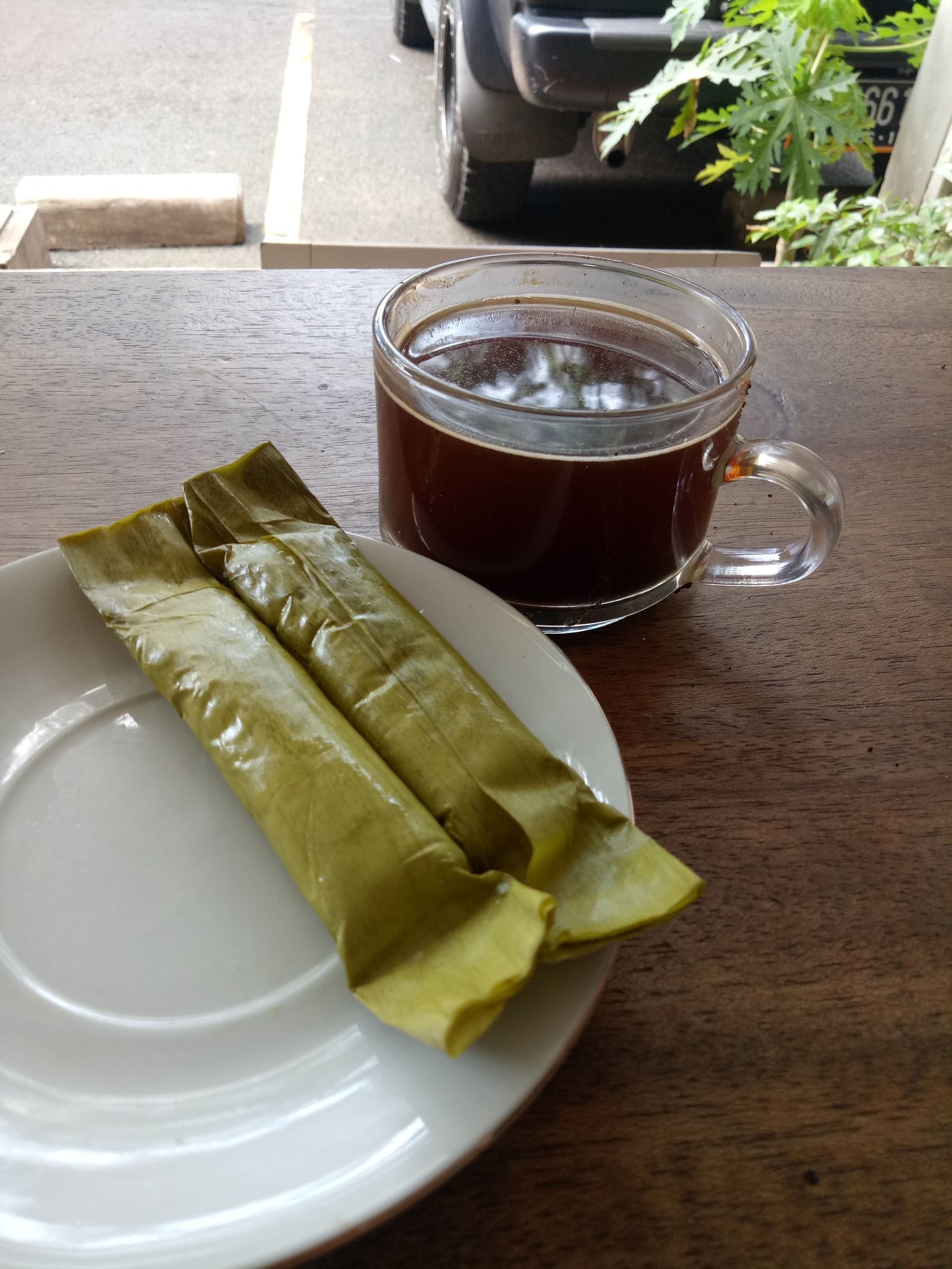 semangat pagi  dengan  secangkir  kopi  kue asoe kaya  Steemkr