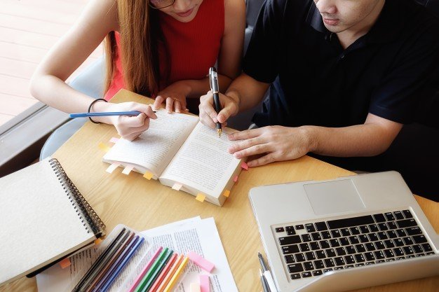 education-concept-student-studying-and-brainstorming-campus-concept-close-up-of-students-discussing-their-subject-on-books-or-textbooks-selective-focus_1418-631.jpg