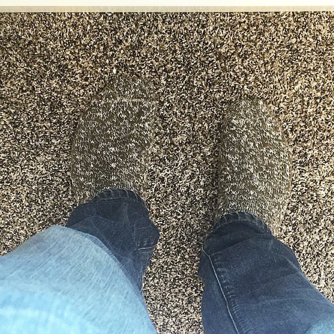 kaos kaki dan karpet.jpg