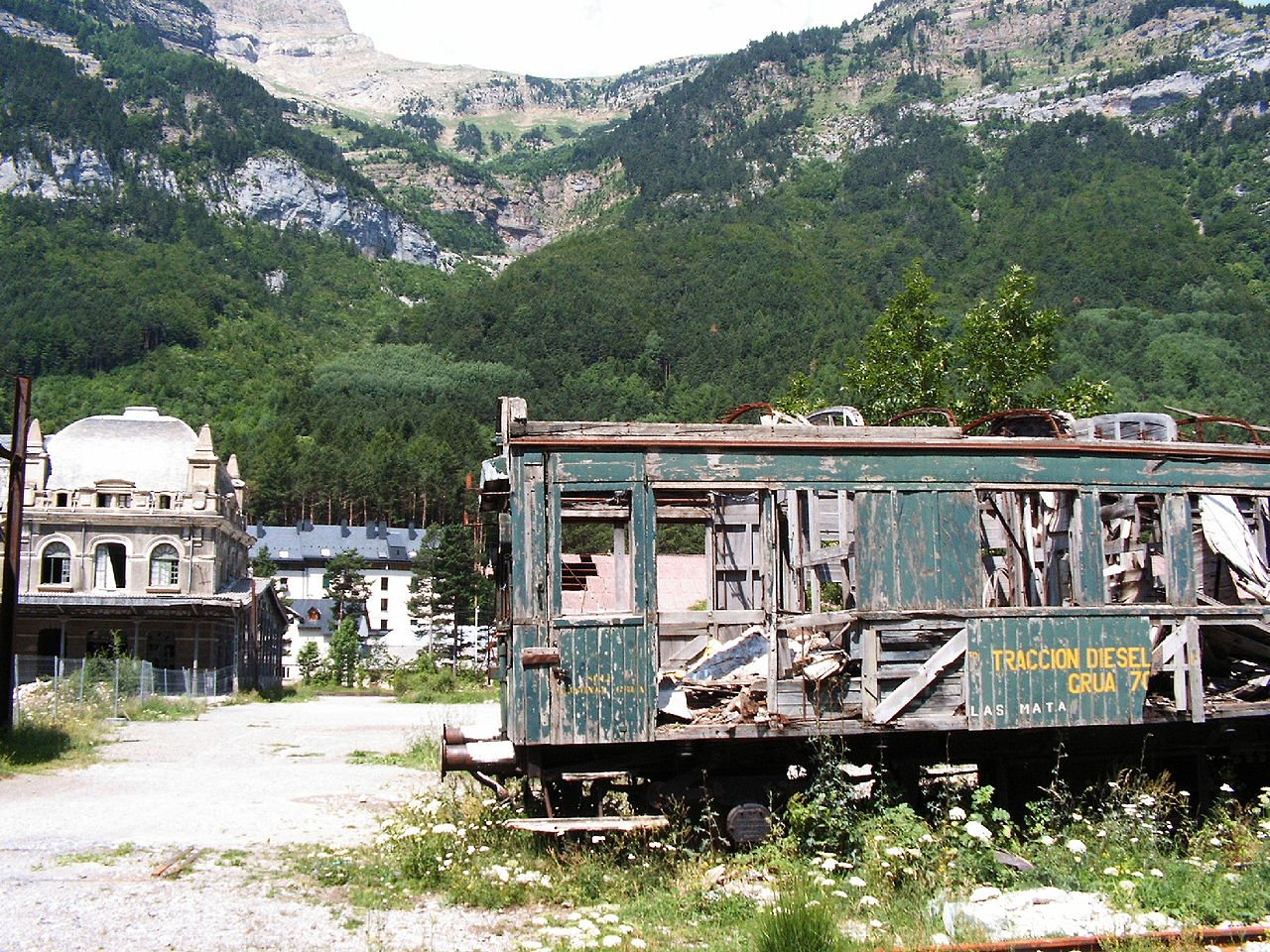 1280px-Tren_abandonado_en_la_Estacion_Internacional_de_Canfranc_3.jpg