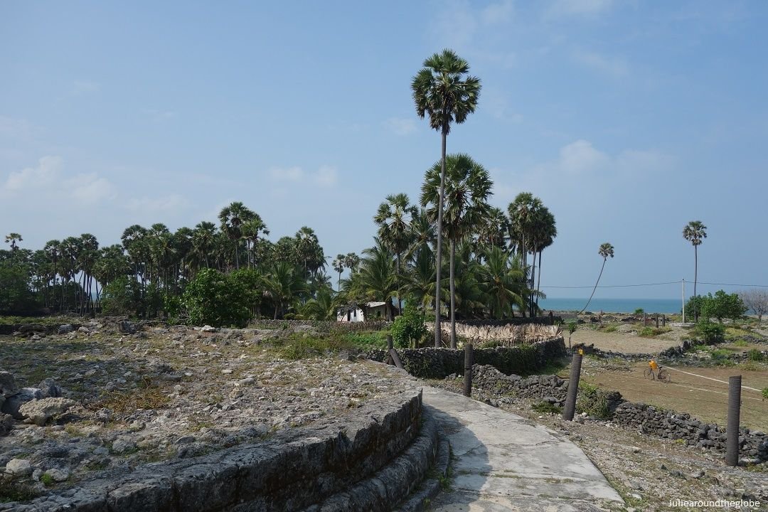 Ruins of an old stupa, Delft Island, Jaffna, Sri Lanka.jpg