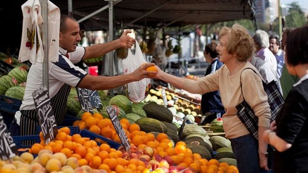 _96273724_orangemarket.jpg